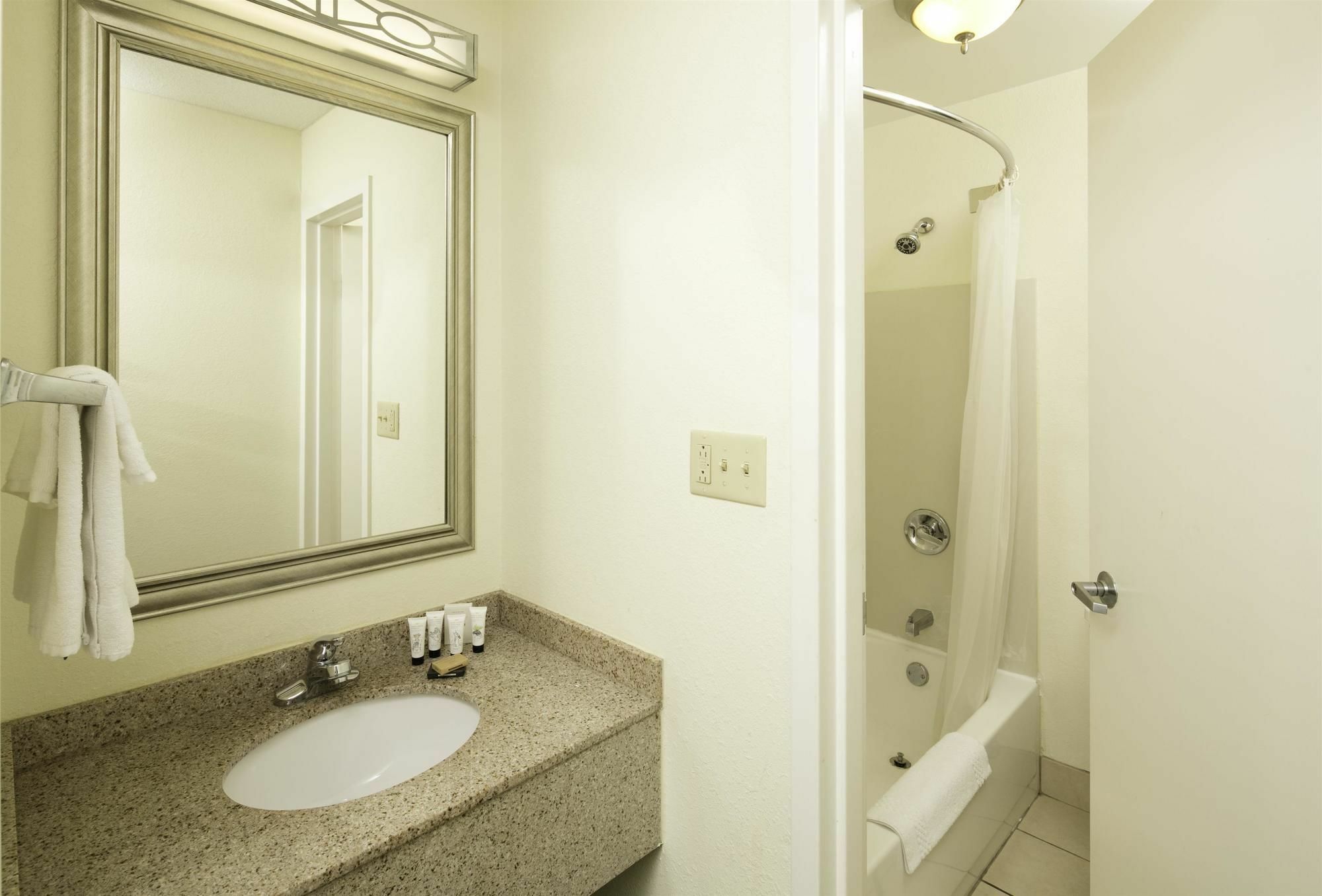 Quality Inn Fayetteville Near Fort Bragg Exterior photo